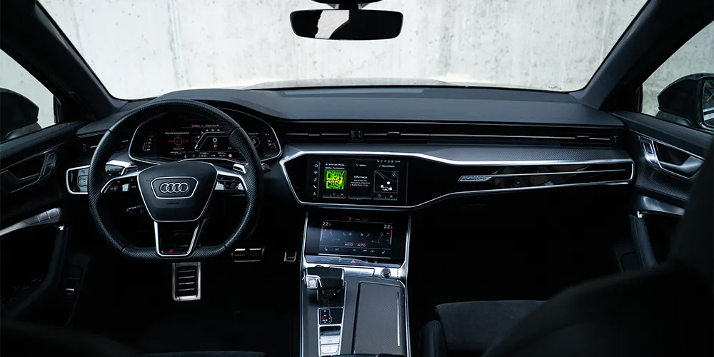 Wnętrze Audi RS6 - poradnik o cenie wynajmu samochodu sportowego