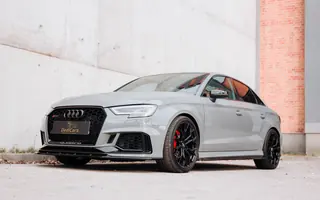 Srebrne Audi RS3 z przodu i z lewego profilu
