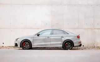 Boczny profil srebrnego Audi RS3