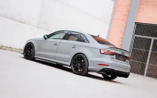 Audi RS3 z tyłu i z prawego profilu