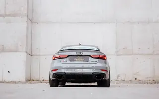 Audi RS3 widziane centralnie z tyłu