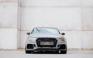 Audi RS3 widziane centralnie z przodu