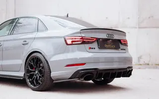 Zbliżenie na tył, lampę i koło Audi RS3