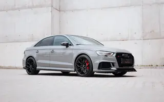 Srebrne Audi RS3 z przodu i z prawego profilu