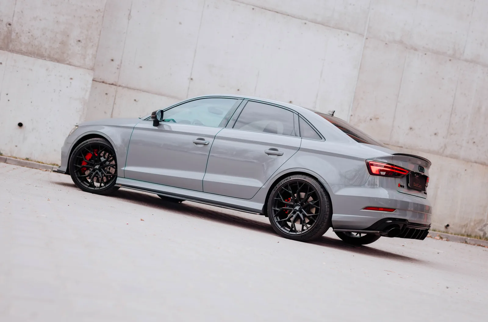 Szare Audi RS3 widziane z profilu