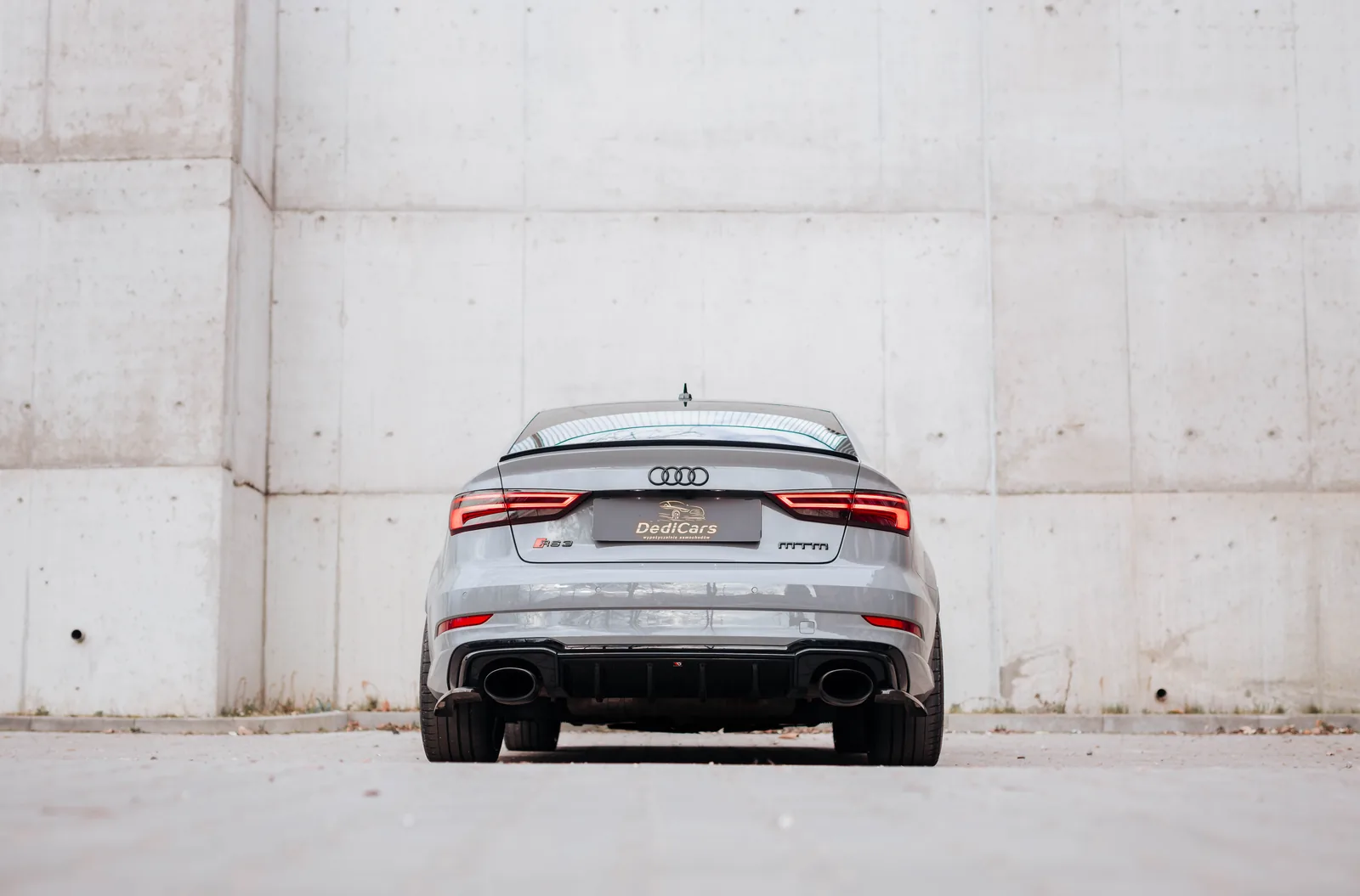Tył szarego Audi RS3 z czarnymi detalami