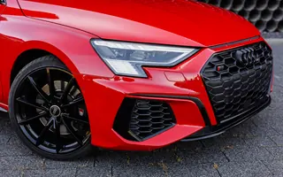 Zbliżenie na przedni grill i reflektor Audi S3 Quattro