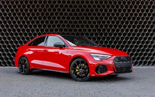 Czerwone Audi S3 Quattro z przodu i z lewego profilu