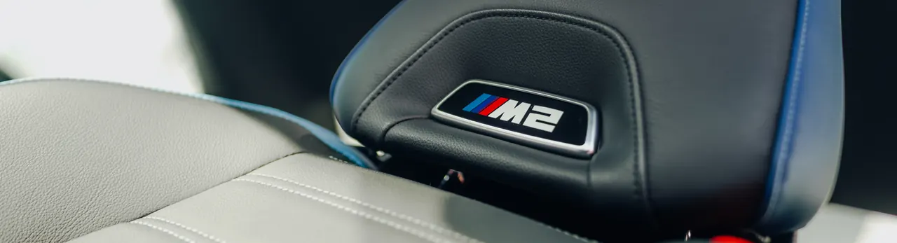 Sportowy fotel BMW M2 G87 z emblematem M2