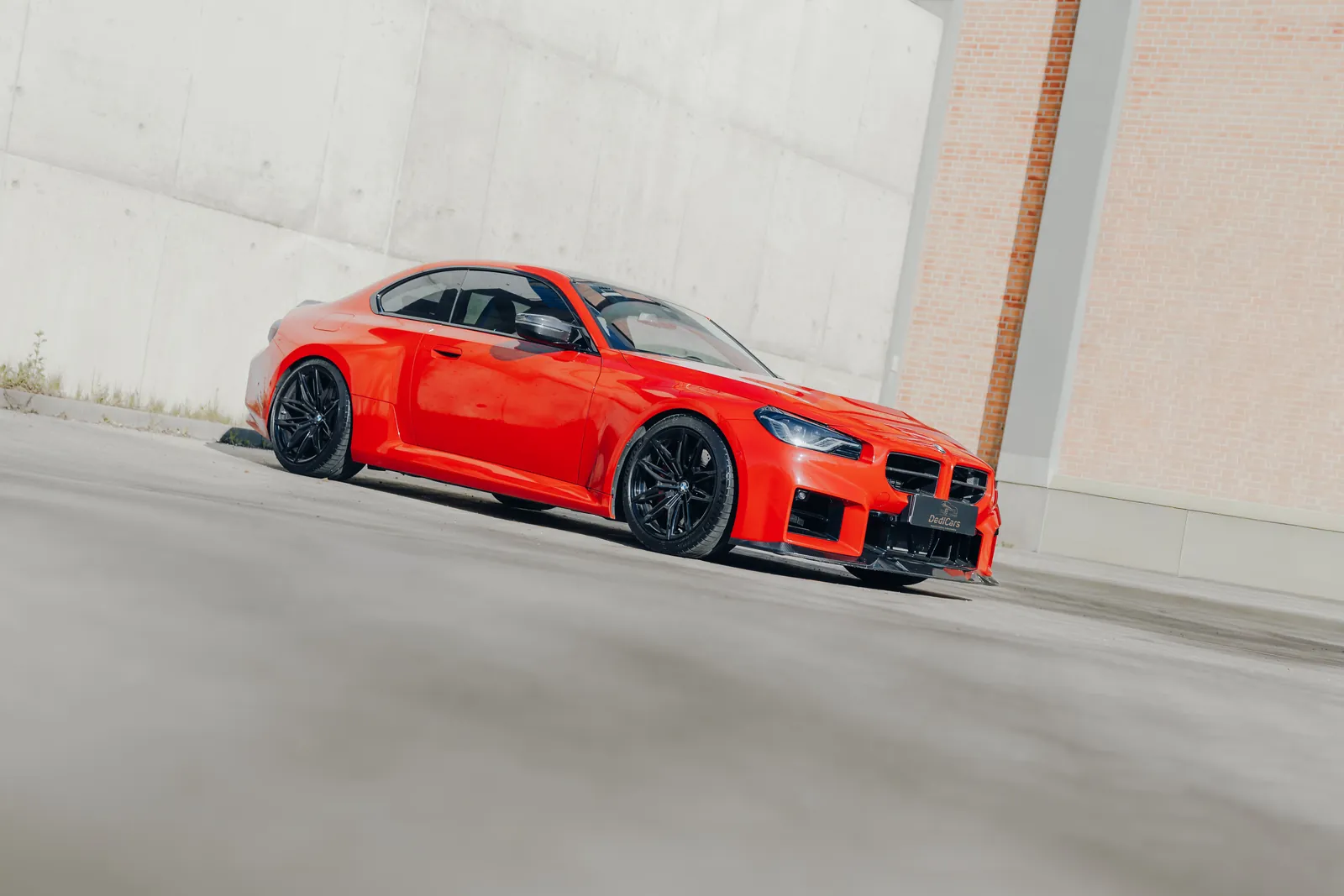 BMW M2 G87 z przodu i z prawego profilu