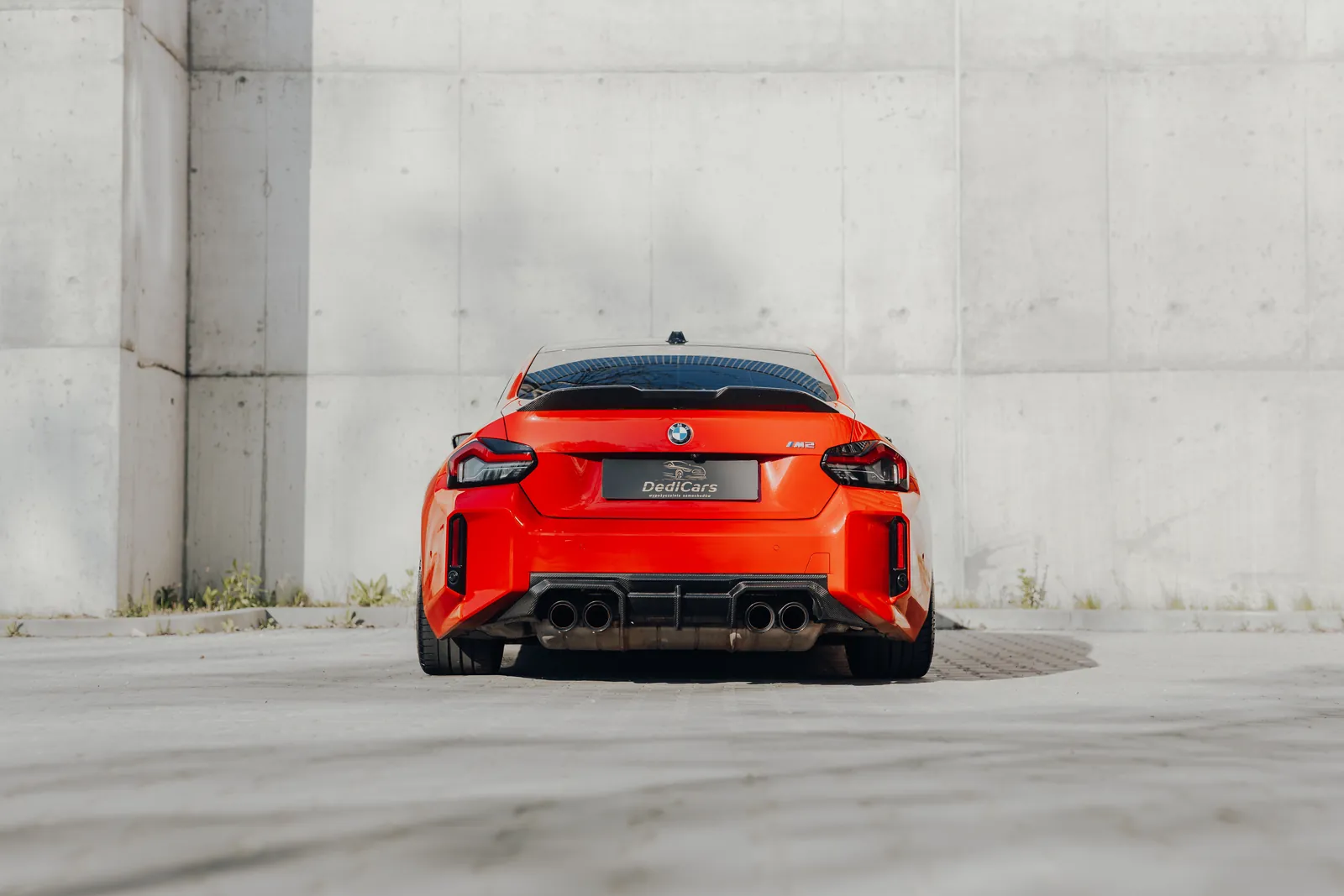 BMW M2 G87 widziane centralnie z tyłu