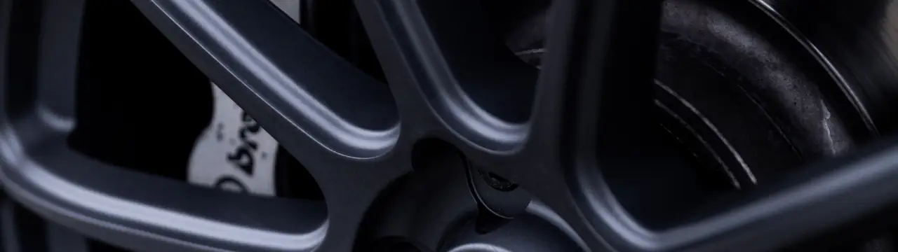 Ciemna sportowa felga z układem hamulcowym Brembo