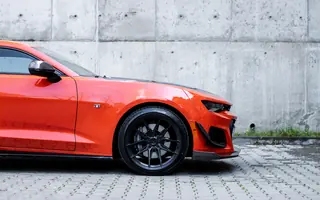 Bok i przednie koło Chevrolet Camaro SS