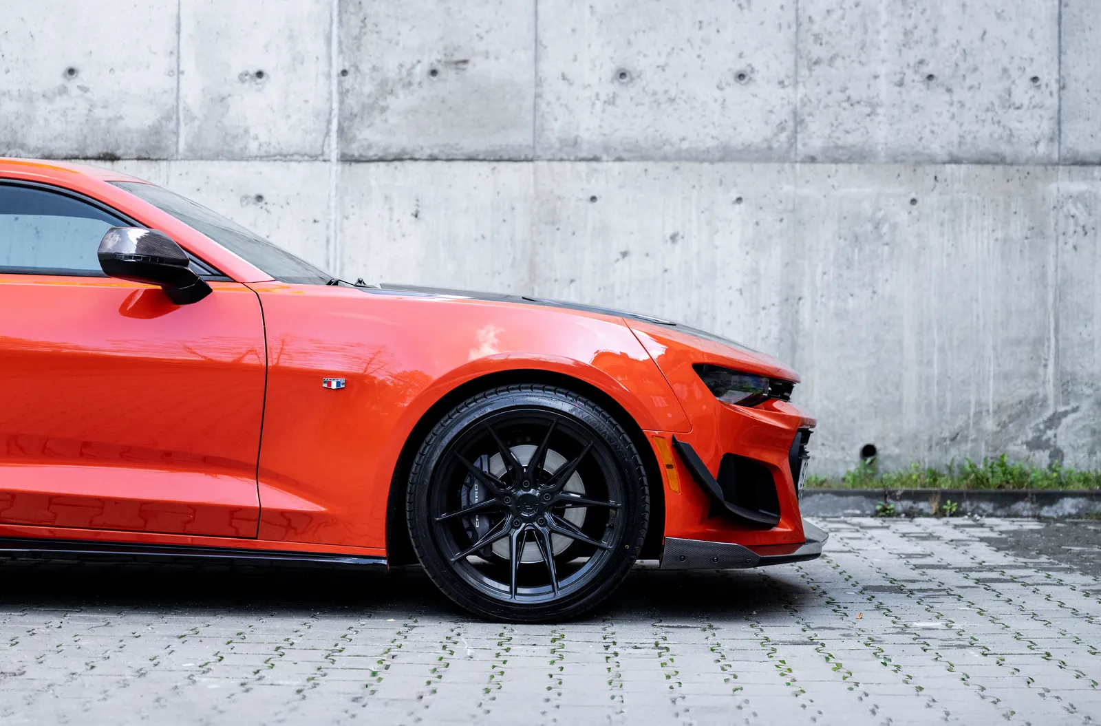 Bok i przednie koło Chevroleta Camaro SS