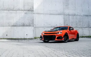 Chevrolet Camaro SS z przodu i z prawego profilu