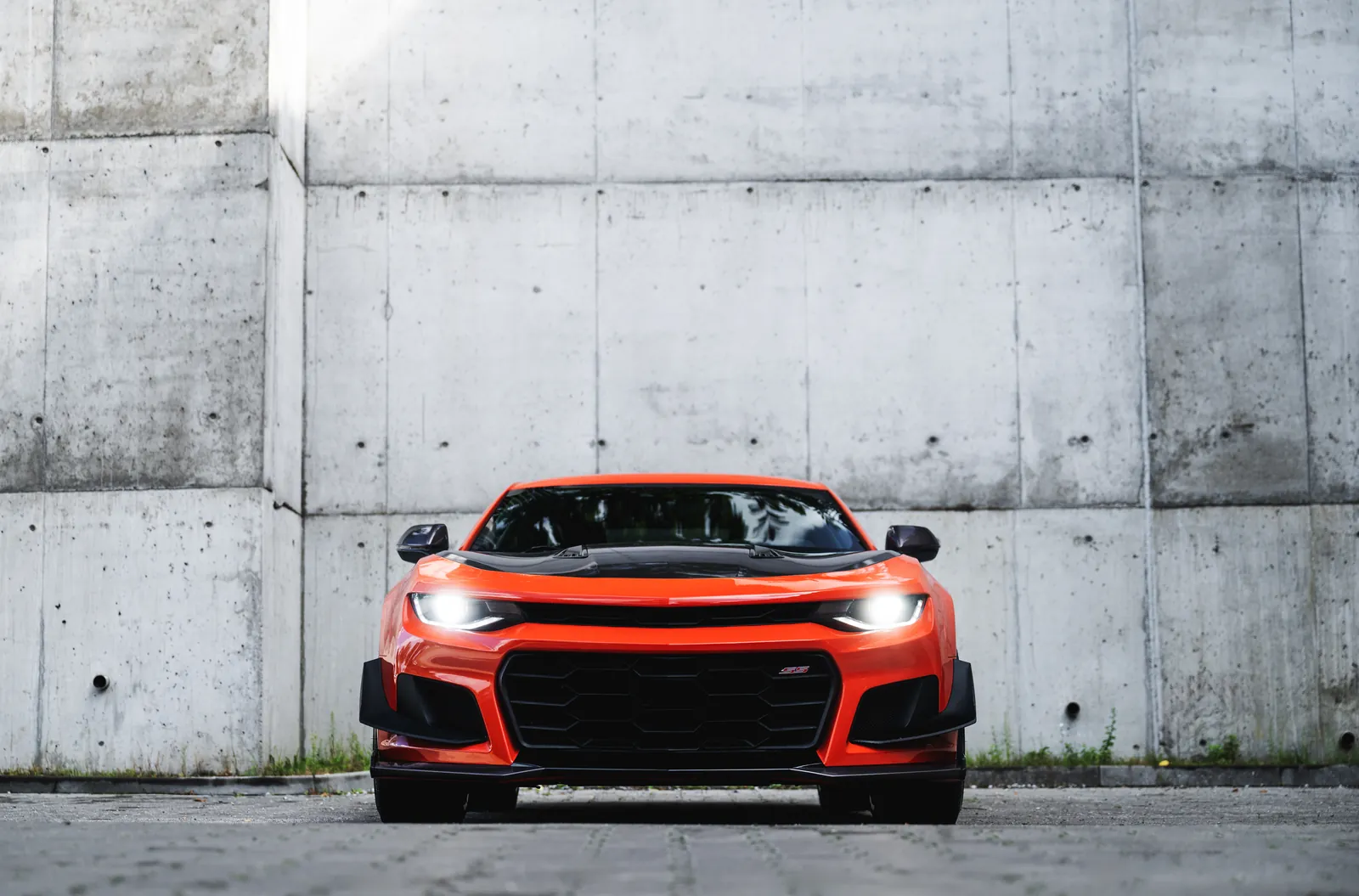 Chevrolet Camaro SS widziane centralnie z przodu