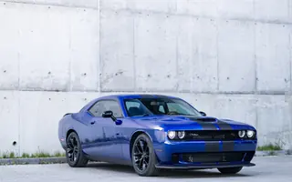 Dodge Challenger 5.7 HEMI z przodu i z lewego profilu