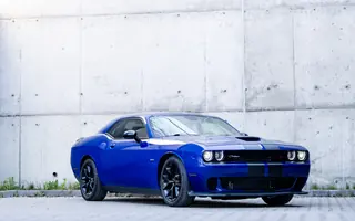 Dodge Challenger 5.7 HEMI z przodu i z prawego profilu