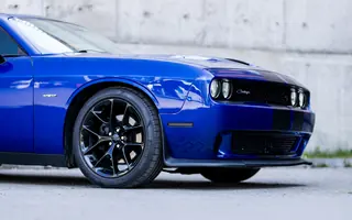 Zbliżenie na przedni profil Dodge Challengera 5.7 HEMI