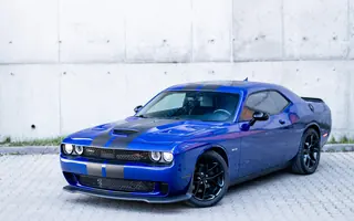 Dodge Challenger 5.7 HEMI z przodu i z lewego profilu