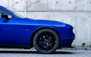 Zbliżenie na koło i przedni błotnik Dodge Challengera 5.7 HEMI