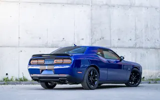 Dodge Challenger 5.7 HEMI z tyłu i z prawego profilu