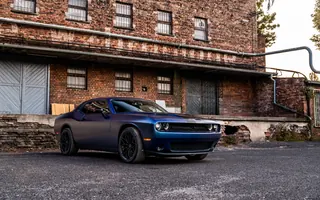 Dodge Challenger z przodu i z lewego profilu