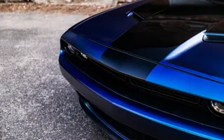 Zbliżenie na maskę i przednie reflektory Dodge’a Challengera