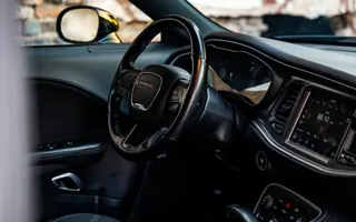 Wnętrze Dodge’a Challengera z kierownicą i ekranem