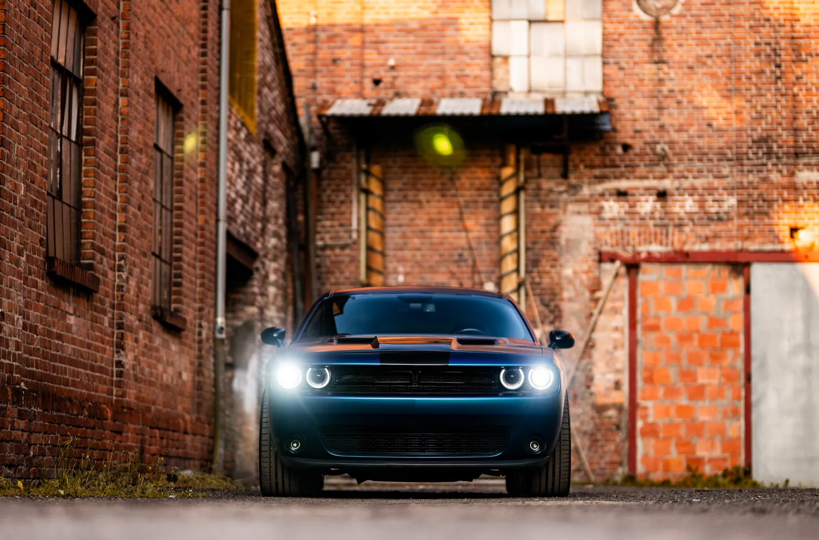 Dodge Challenger 5,7 HEMI z przodu i z lewego profilu