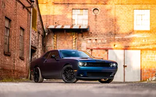 Dodge Challenger z przodu na tle industrialnego budynku