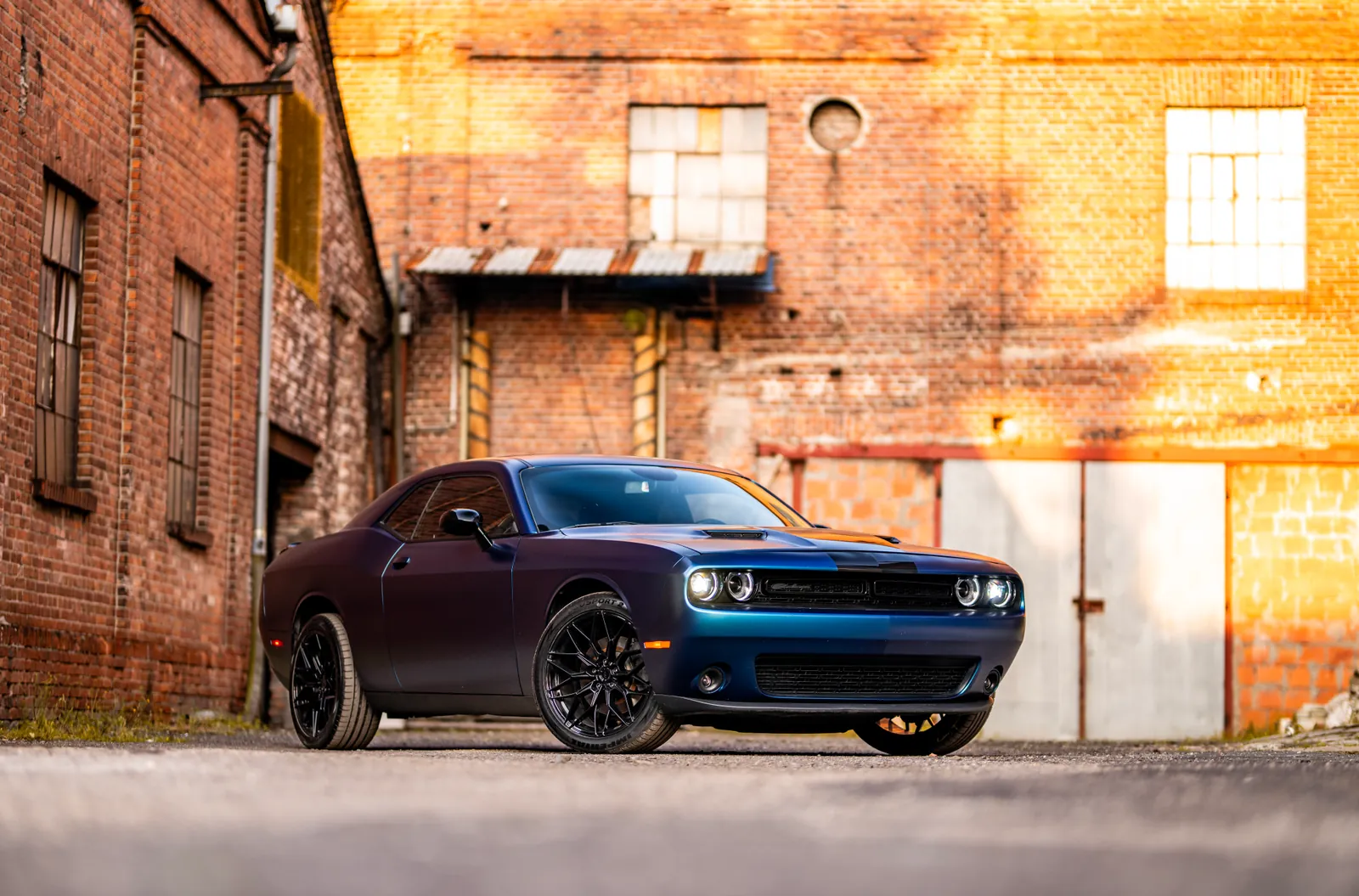 Dodge Challenger 5,7 HEMI z przodu i z prawego profilu