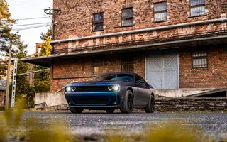 Dodge Challenger z przodu w industrialnej scenerii