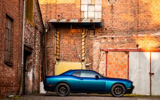 Dodge Challenger widziany z lewego profilu