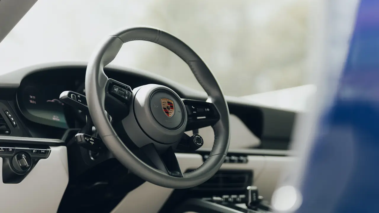 Kierownica i jasne wnętrze Porsche 911
