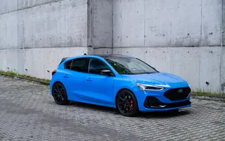 Ford Focus ST — widok nadwozia z góry i z przodu