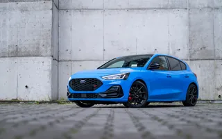 Niebieski Ford Focus ST z przodu i z lewego profilu