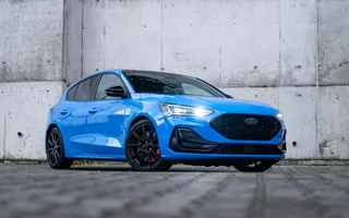 Ford Focus ST 2024 z przodu i z prawego profilu