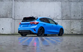 Ford Focus ST z tyłu i z boku