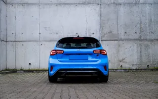 Tył Forda Focusa ST z dwiema końcówkami wydechu