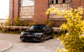 Mercedes C Klasa na tle industrialnego budynku
