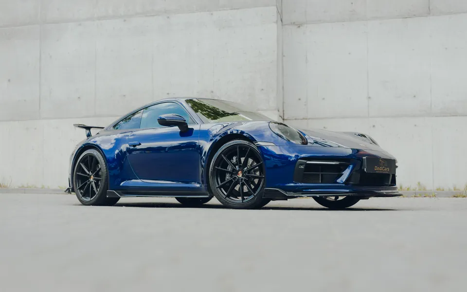 Niebieskie Porsche 911 Carrera 4 z przodu i z profilu