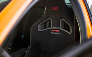 Zbliżenie na sportowy fotel Recaro R.S. w Renault Megane