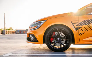 Przednie koło, reflektor i sportowe detale Renault Megane R.S. Ultime