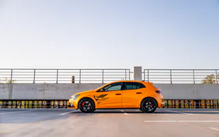 Pomarańczowe Renault Megane R.S. Ultime widziane z boku