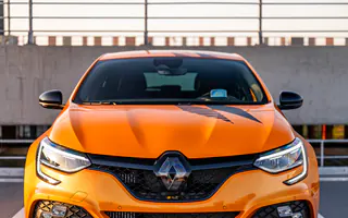 Przód pomarańczowego Renault Megane R.S. Ultime