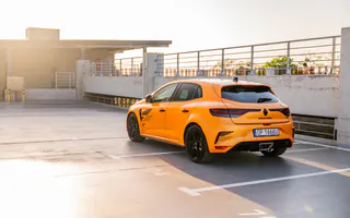Renault Megane R.S. Ultime widziane z tyłu i z lewego profilu
