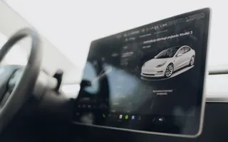 Centralny ekran dotykowy w Tesli Model 3