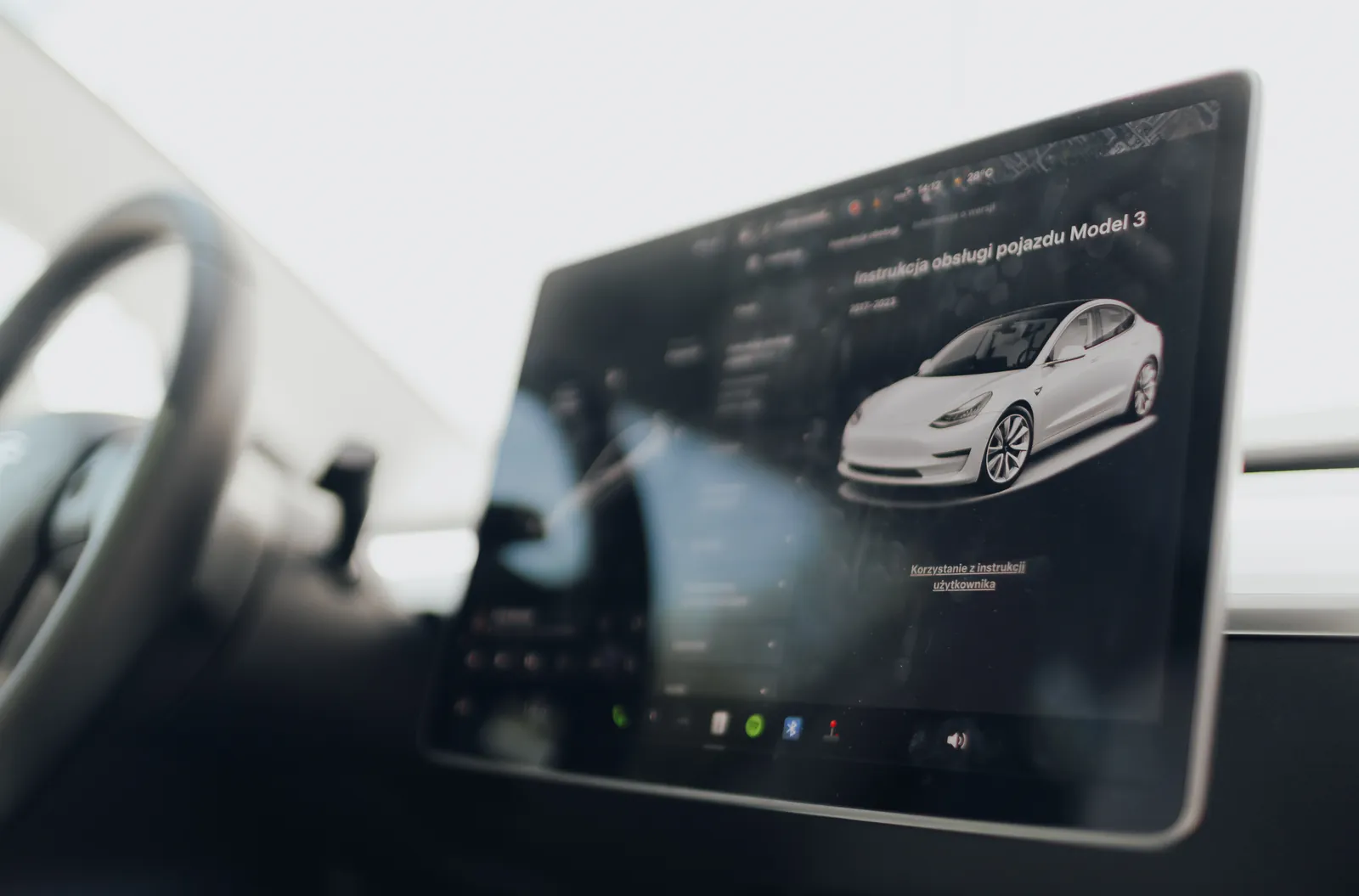 Centralny ekran dotykowy w Tesli Model 3