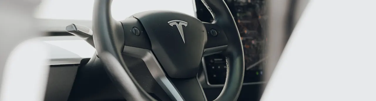 Kierownica i ekran centralny Tesli Model 3